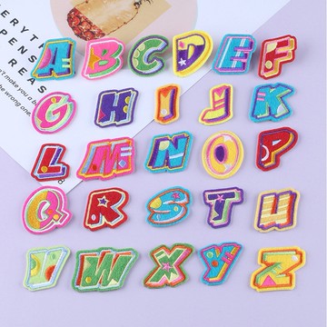 【哈狼族】服飾輔料/刺繡布貼/EMd/彩色26英文字母刺繡布貼外套裝飾背膠補丁貼DIY修飾