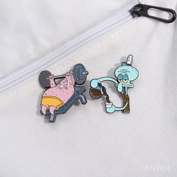 💗精選暢銷💗舉槓鈴的派大星和倒咖啡的章魚哥徽章卡通金屬胸針衣服背包裝飾品