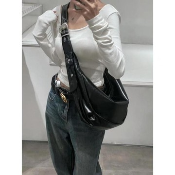 Bag House👜 【2313人收藏】高級感軟皮大容單肩餃子包包女秋冬慵懶風純色斜跨包百搭託特包