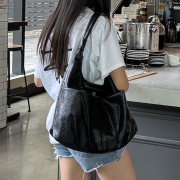 韓國 THEALLY - 小眾設計 大容量光澤皮革口袋肩背包-黑
