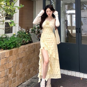 伊芙美Evemi  荷葉邊洋裝 碎花裙+披肩 兩件式套裝女 開叉不規則吊帶連衣裙 黃色洋裝 長裙 掛脖洋裝 度假洋裝