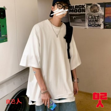 【自己人】大尺碼 寬鬆t恤 男 T恤短袖 短袖男 男生上衣 破洞短袖T恤 男生衣服 情侶t 男t 短T ATXB569