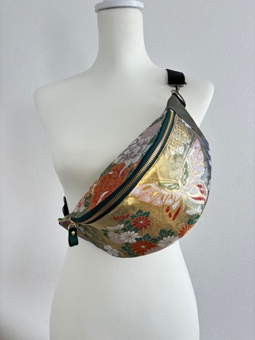 和服斜背包 - 再生利用的日本腰帶 (帯リメイク) 蝴蝶與花卉圖案斜背包