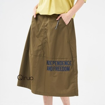 【Qiruo 奇若名品】專櫃精品橄欖綠中長造型休閒裙(黑色英文字母造型及膝裙3002B)