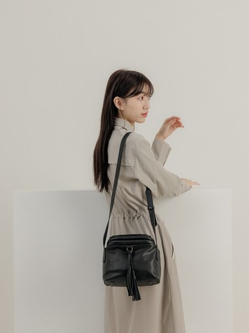 supportingrole 真皮極簡柔軟流蘇設計肩側背包 黑