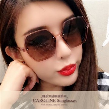 《Caroline》年度最新網紅款潮流行百搭抗UV時尚太陽眼鏡 71880
