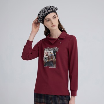 ILEY伊蕾 潮酷膠印不規則領口縲縈上衣(深紅；M-2L)