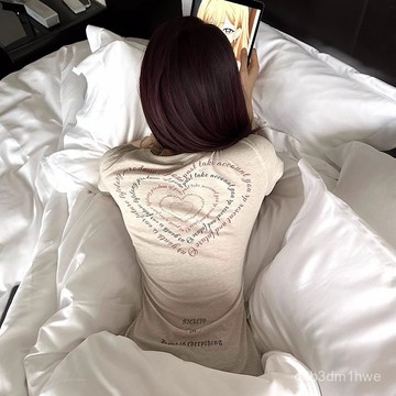 臺灣出貨🚚辣妹淺咖色字母心形印花後背短袖T恤女 修身顯瘦高級感上衣 辣妹上衣 短袖女 短袖t恤 女生t恤  t恤