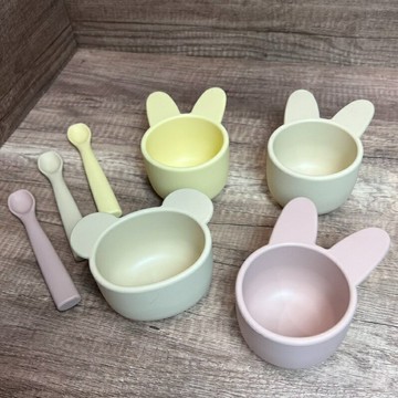 台灣FDA合法進口》第一階段副食品用矽膠杯組/優格杯(無吸盤)送湯匙收納盒