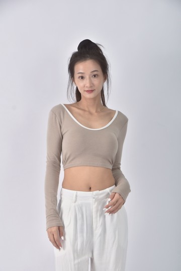 (S) 【安于晴Charlene私服】質感修身短版露背杏色長袖上衣