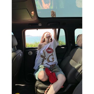 CGGA美式設計感唇印字母印花斜肩短袖女夏季寬松休閑顯瘦打底衫