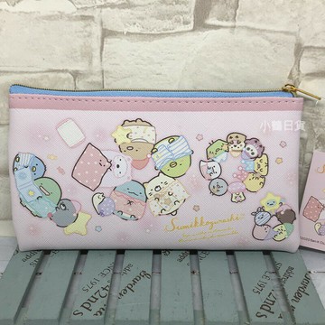 【現貨】小鶴日貨｜日本進口 正版 Sumikko Gurashi 角落生物 睡衣主題 雙面防刮皮革 收納包 筆袋