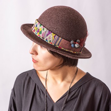 從越南LU族和中國苗族婦女的服裝裡利用迷人手藝元素的羊毛帽