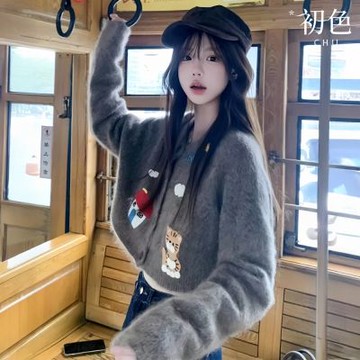 初色 童趣風卡通小圖毛呢圓領排釦長袖短版針織衫上衣女上衣-共色-17563(F可選)