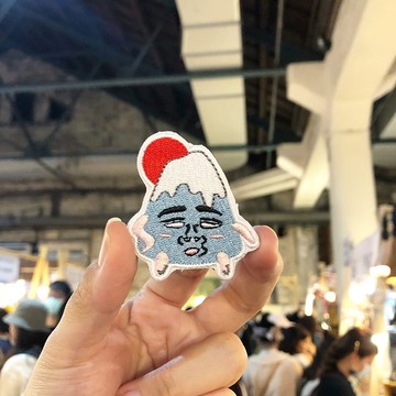 翻白眼富士山人 刺繡胸針或繡片一個