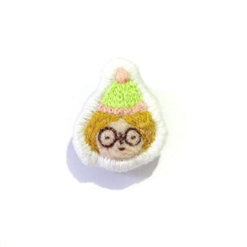 開趴小不點 手工刺繡扣針 啡髮小女孩