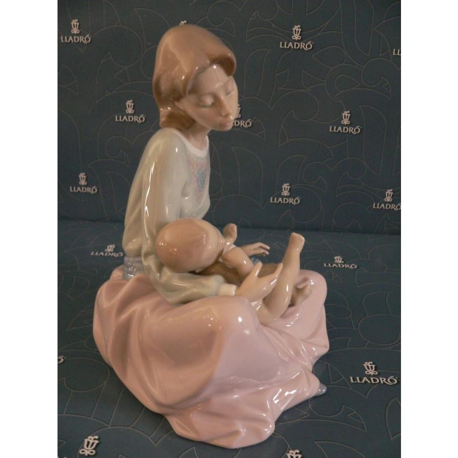 リヤドロ LLADRO MOTHER DRESSING THE BABY 5845 ***MINT IN BOX