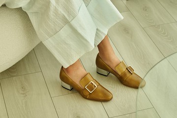 3.4 飾扣樂福跟鞋 - 淺沙