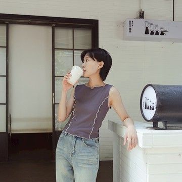 QUEENSHOP_ S 女裝 木耳邊撞色剪接無袖背心 兩色售 現+預 【01041896】