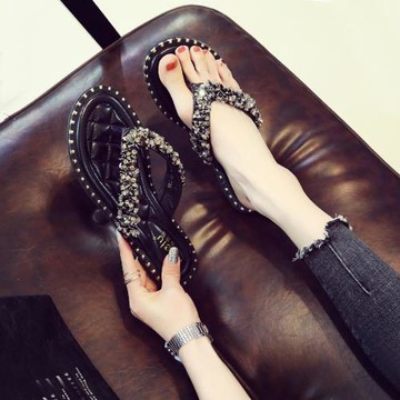 香港水鉆夾腳人字拖涼拖鞋女外穿時尚2025年春季新款平底沙灘鞋女