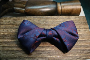 紫色字母印花领结八字结真丝蝴蝶结