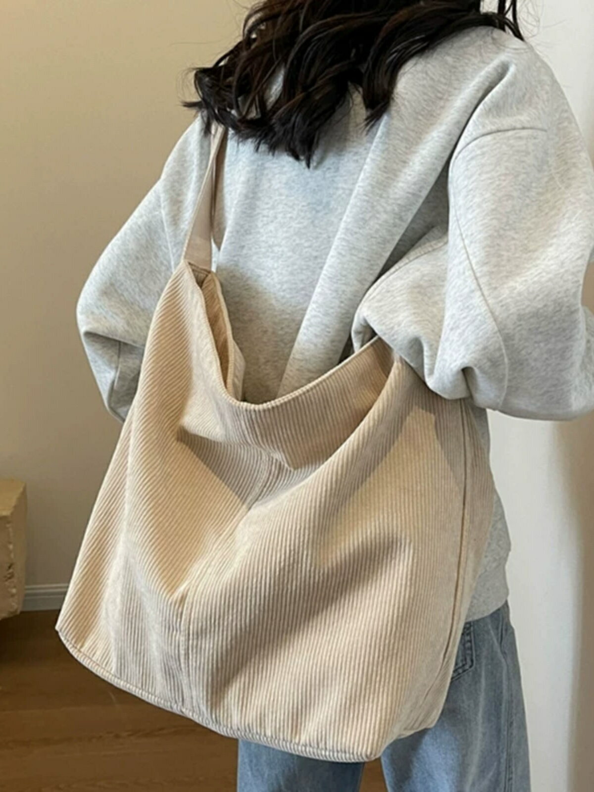 秋冬新款百搭燈芯絨單肩斜挎包包女大容量帆布學院風男條絨上課包