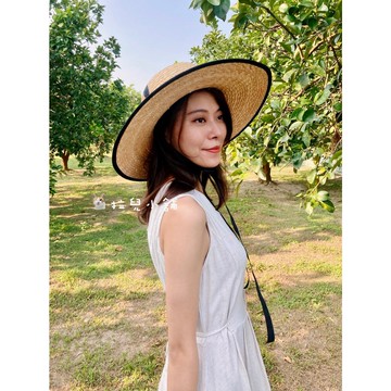 「拉兒小舖」台灣現貨-韓版 平頂帽 大草帽 黑緞帶 包編帽沿 麥梗 大帽沿