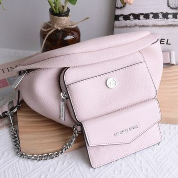 MICHAEL KORS MAISIE經典荔枝紋皮革胸口包/腰包(附零錢包.粉)