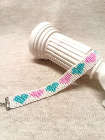 綴有愛心圖案的串珠手鍊