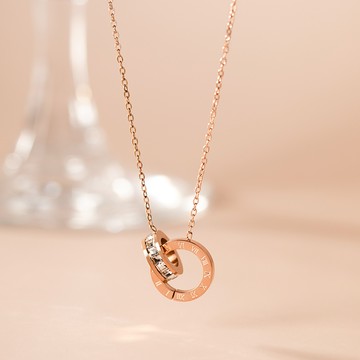 [鈦鋼]巡迴女伶雙環圈套羅馬刻紋項鍊【KTL485】-玫瑰金