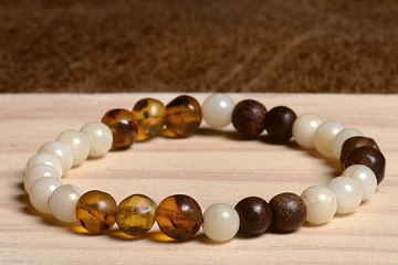 手工打磨天然無優化金珀沉香硨磲手串/天然金珀/沉香