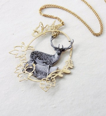 花草叢裡的鹿黃銅項鍊