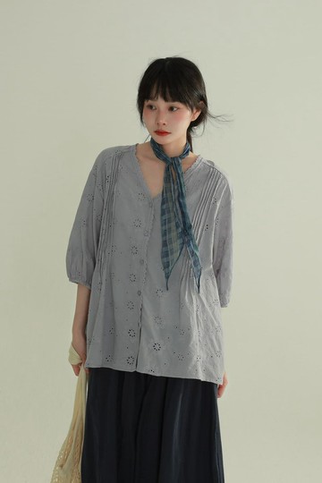 2 顏色 藤蔓 V 領鏤空刺繡襯衫 日系文藝森女甜美氣質上衣