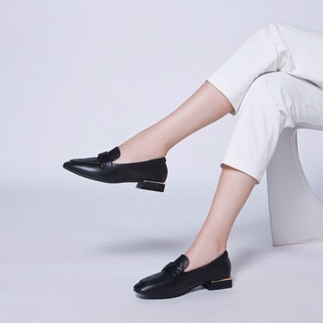 【新品】芯太軟 幾何壓紋霧面釦低跟樂福鞋 黑 (5B3051)