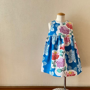 兒童浴衣布料簡約喇叭裙，淺藍色背景繡球花印花，尺寸 80-130，可訂製