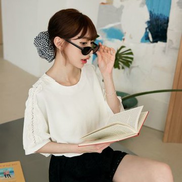 OB嚴選中大尺碼-鏤空蕾絲拼接泡泡袖上衣《AB20650》