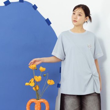 【MOSS CLUB】兔寶彩帶印花扭結開衩短袖棉T 藍 白