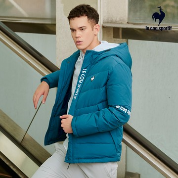 【LE COQ SPORTIF 法國公雞】男款幻影藍色休閒潮流羽絨外套LWU61295