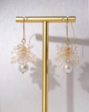 珍珠花瓣裙-垂墜耳環 / 現貨 //