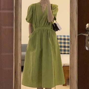 小子穿搭休閑懶惰風設計2022夏季新款法式質感高級感綠色連衣裙