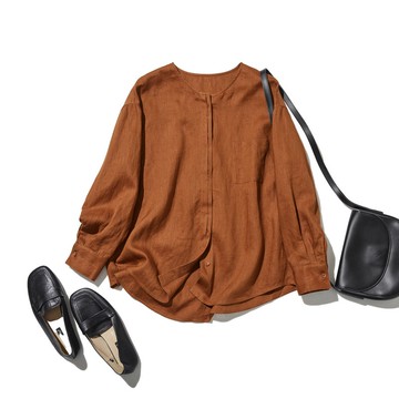 A wardrobe staple that changes its expression depending on how you wear it. Long-sleeved Linen Shirt, Linen Blouse, Persimmon Tea 260518-3