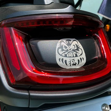 達摩不倒翁 機車貼紙 車貼 汽車貼紙 銀白/黑 反光貼紙 日式風格
