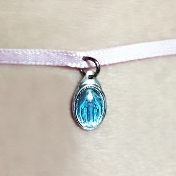 綴有極小海軍藍牌飾的淡粉色緞帶頸鍊