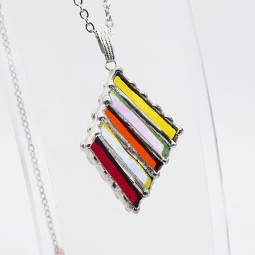 線織面的細緻彩繪玻璃墜飾