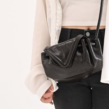 BOTTEGA VENETA 658521 Beak 亮面漆皮翻蓋斜背包.深咖
