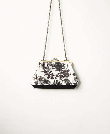 黑色大花配白  口金包 手拿包 側背包 肩背包 隨身包 化妝包