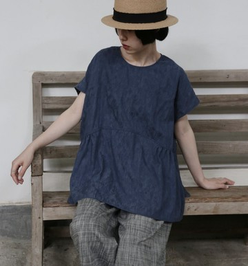 兼具「大人可愛」與「顯瘦」效果，帶蕾絲的緹花襯衫 藍色 260604-1