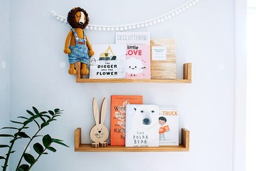 一套 2 個用於兒童房的浮動壁式書架，橡木兒童房書架