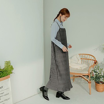 OB嚴選-質感絲絨百褶可調肩帶洋裝《DA10230-》