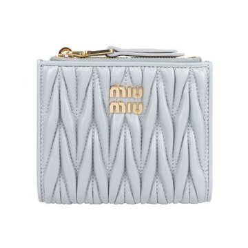 MIU MIU 金字納帕軟皮拉鍊零錢袋釦式二折短夾(珍珠灰)